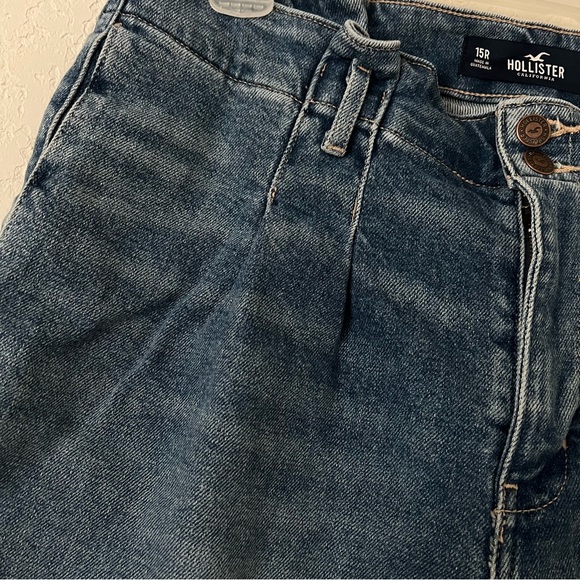 Hollister paper bag 
Curvy ultra high rise mom jean - Picture 4 of 8